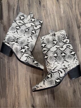 Snake Print Western Ankle Boots - White/Black fold over size 7.5 new